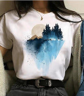 Camiseta feminina preta com estampa de fases da lua e planetas, design moderno e inspirado em astronomia, ideal para looks casuais e estilosos.